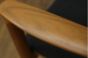 中古　美品　maruni(マルニ木工)　HIROSHIMA　ウォールナット材　流れるような曲線美のアームチェア4脚セット　セット定価約95万円　(R-087971)
