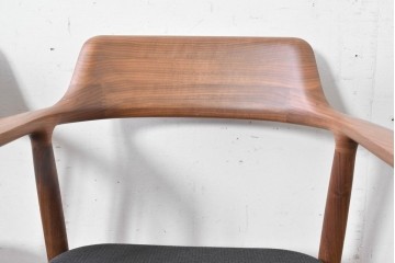 中古　美品　maruni(マルニ木工)　HIROSHIMA　ウォールナット材　流れるような曲線美のアームチェア4脚セット　セット定価約95万円　(R-087972)