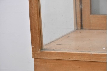 和製ヴィンテージ　人気の薄型!　楢(ナラ)材　全面ガラスのすっきりとした佇まいが魅力の引き戸付きショーケース　(R-087973)