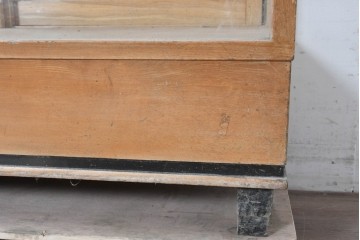 和製ヴィンテージ　人気の薄型!　楢(ナラ)材　全面ガラスのすっきりとした佇まいが魅力の引き戸付きショーケース　(R-087973)