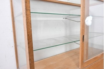 和製ヴィンテージ　人気の薄型!　楢(ナラ)材　全面ガラスのすっきりとした佇まいが魅力の引き戸付きショーケース　(R-087973)