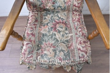 中古　飛騨産業　キツツキマーク　穂高シリーズ　楢(ナラ)材　クラシカルな花柄ファブリックの一人掛けソファ　(R-087975)