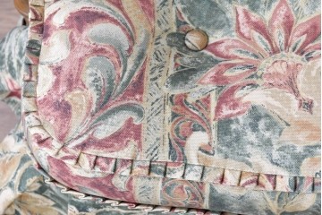 中古　飛騨産業　キツツキマーク　穂高シリーズ　楢(ナラ)材　クラシカルな花柄ファブリックの一人掛けソファ　(R-087975)