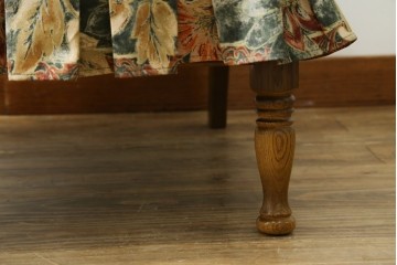 中古　飛騨産業　キツツキマーク　穂高シリーズ　楢(ナラ)材　クラシカルな花柄ファブリックの一人掛けソファ　(R-087975)
