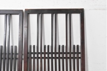 アンティーク建具　大正から昭和初期　和モダンな空間に映える落ち着いた格子戸2枚セット　(R-087978)