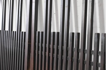 アンティーク建具　大正から昭和初期　和モダンな空間に映える落ち着いた格子戸2枚セット　(R-087978)