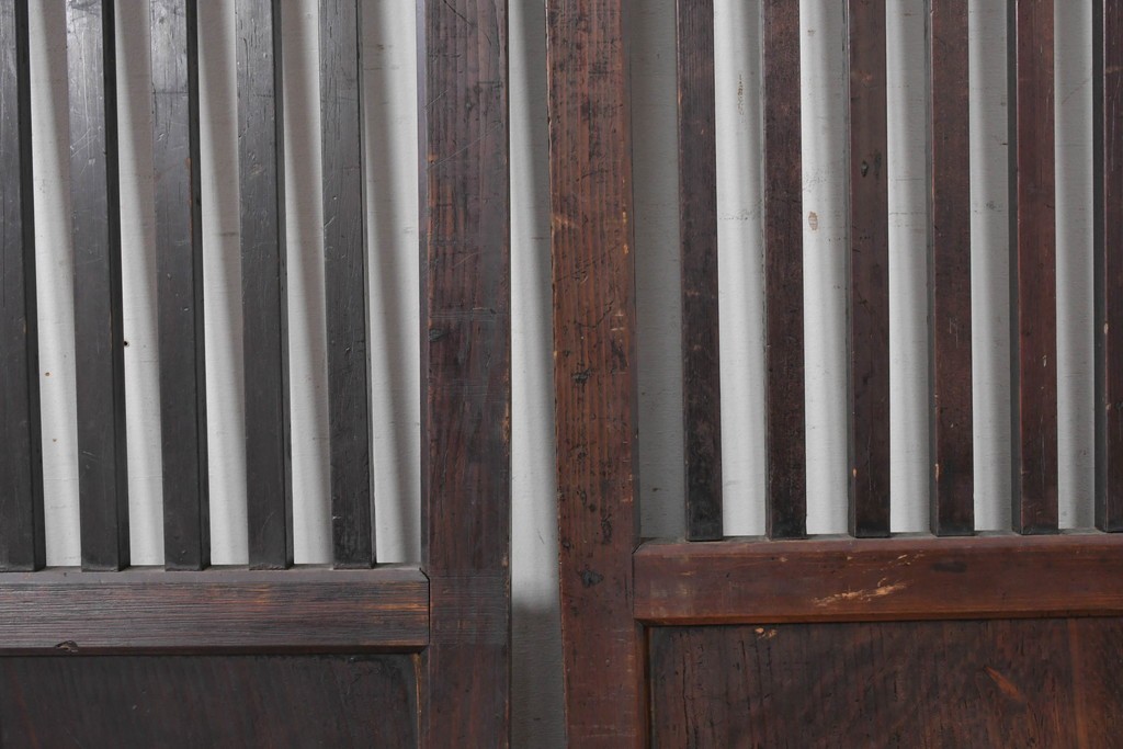 アンティーク建具　大正から昭和初期　和モダンな空間に映える落ち着いた格子戸2枚セット　(R-087978)