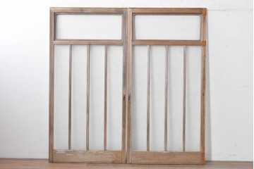ヴィンテージ建具　昭和中期　趣ある縦桟デザインの玄関戸2枚セット　(R-087981)