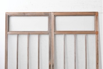 ヴィンテージ建具　昭和中期　趣ある縦桟デザインの玄関戸2枚セット　(R-087981)