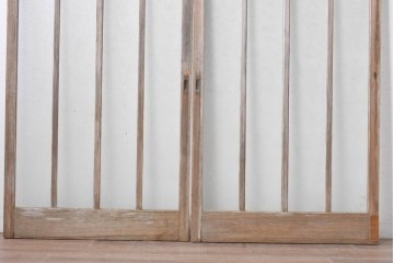 ヴィンテージ建具　昭和中期　趣ある縦桟デザインの玄関戸2枚セット　(R-087981)