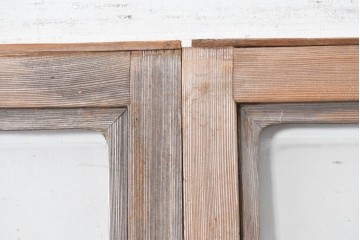 ヴィンテージ建具　昭和中期　趣ある縦桟デザインの玄関戸2枚セット　(R-087981)
