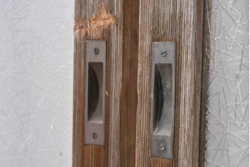 ヴィンテージ建具　昭和中期　趣ある縦桟デザインの玄関戸2枚セット　(R-087981)