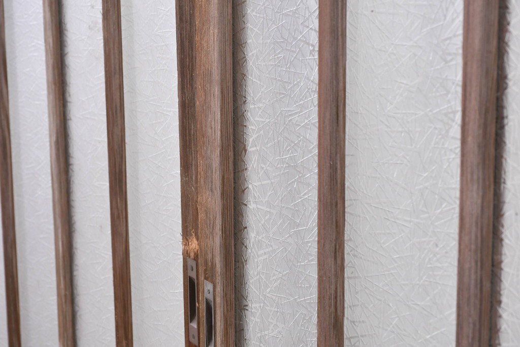 ヴィンテージ建具　昭和中期　趣ある縦桟デザインの玄関戸2枚セット　(R-087981)