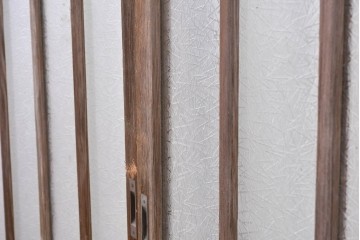 ヴィンテージ建具　昭和中期　趣ある縦桟デザインの玄関戸2枚セット　(R-087981)