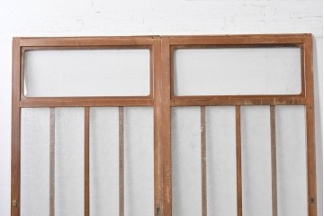 ヴィンテージ建具　昭和中期　趣ある縦桟デザインの玄関戸2枚セット　(R-087981)