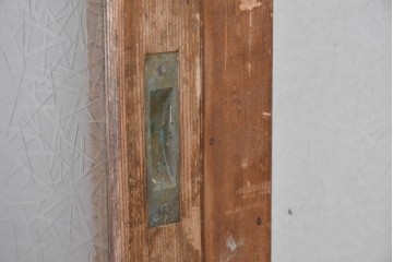 ヴィンテージ建具　昭和中期　趣ある縦桟デザインの玄関戸2枚セット　(R-087981)