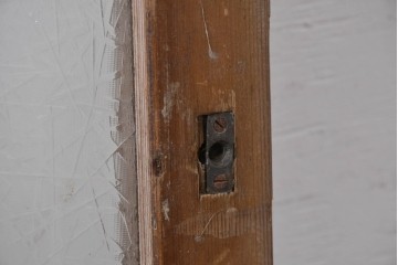 ヴィンテージ建具　昭和中期　趣ある縦桟デザインの玄関戸2枚セット　(R-087981)