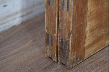 ヴィンテージ建具　昭和中期　趣ある縦桟デザインの玄関戸2枚セット　(R-087981)