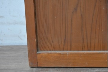 アンティーク建具　昭和中期　丸みを帯びた木製引手が愛らしいガラス入り扉1枚　(R-087983)