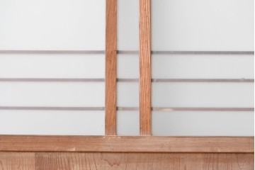 アンティーク建具　昭和中期　丸みを帯びた木製引手が愛らしいガラス入り扉1枚　(R-087983)