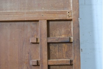 アンティーク建具　昭和中期　丸みを帯びた木製引手が愛らしいガラス入り扉1枚　(R-087983)