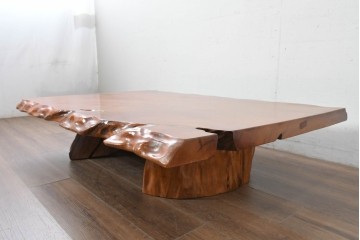 中古　高級品　屋久杉　一枚板　漆塗り　自然美あふれる耳付き座卓　定価約150万円　(R-087984)