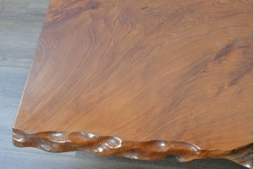 中古　高級品　屋久杉　一枚板　漆塗り　自然美あふれる耳付き座卓　定価約150万円　(R-087984)