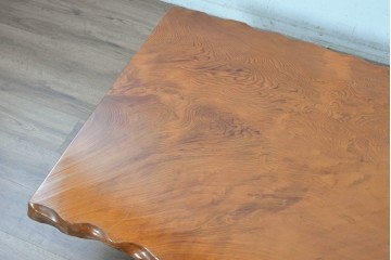 中古　高級品　屋久杉　一枚板　漆塗り　自然美あふれる耳付き座卓　定価約150万円　(R-087985)