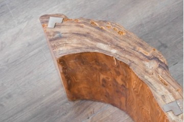 中古　高級品　屋久杉　一枚板　漆塗り　自然美あふれる耳付き座卓　定価約150万円　(R-087985)