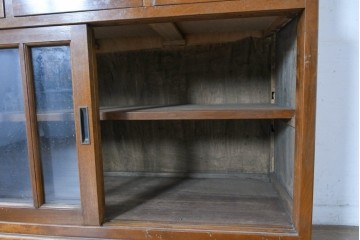 和製ヴィンテージ　樺(カバ)材　ガラス引き戸付きキャビネット　(R-087989)