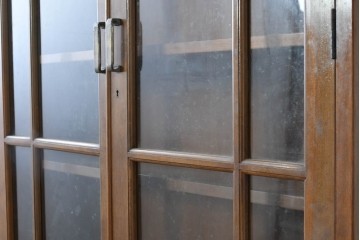 和製ヴィンテージ　樺(カバ)材　ガラス引き戸付きキャビネット　(R-087989)