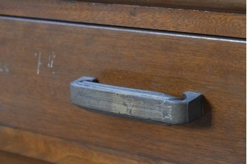 和製ヴィンテージ　樺(カバ)材　ガラス引き戸付きキャビネット　(R-087989)