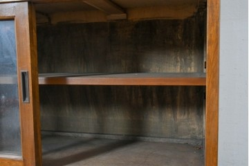 和製ヴィンテージ　樺(カバ)材　ガラス引き戸付きキャビネット　(R-087992)