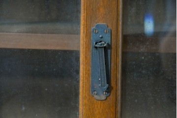 和製ヴィンテージ　樺(カバ)材　ガラス引き戸付きキャビネット　(R-087992)