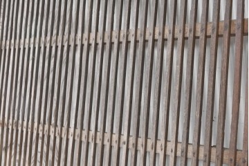アンティーク建具　昭和初期　時を重ねた木味が魅力の格子蔵戸1枚　(R-087996)