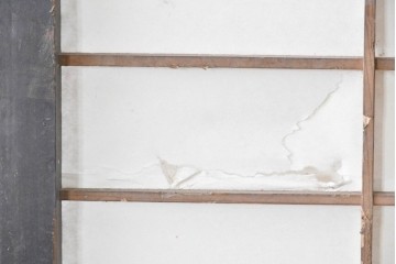 アンティーク建具　明治から大正　黒枠と抜け感のあるデザインが魅力の障子蔵戸　(R-087998)