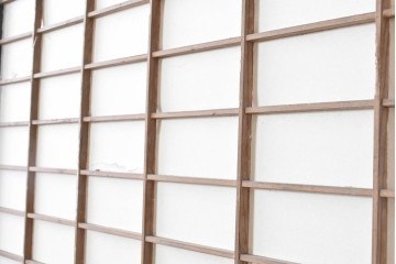 アンティーク建具　明治から大正　黒枠と抜け感のあるデザインが魅力の障子蔵戸　(R-087998)