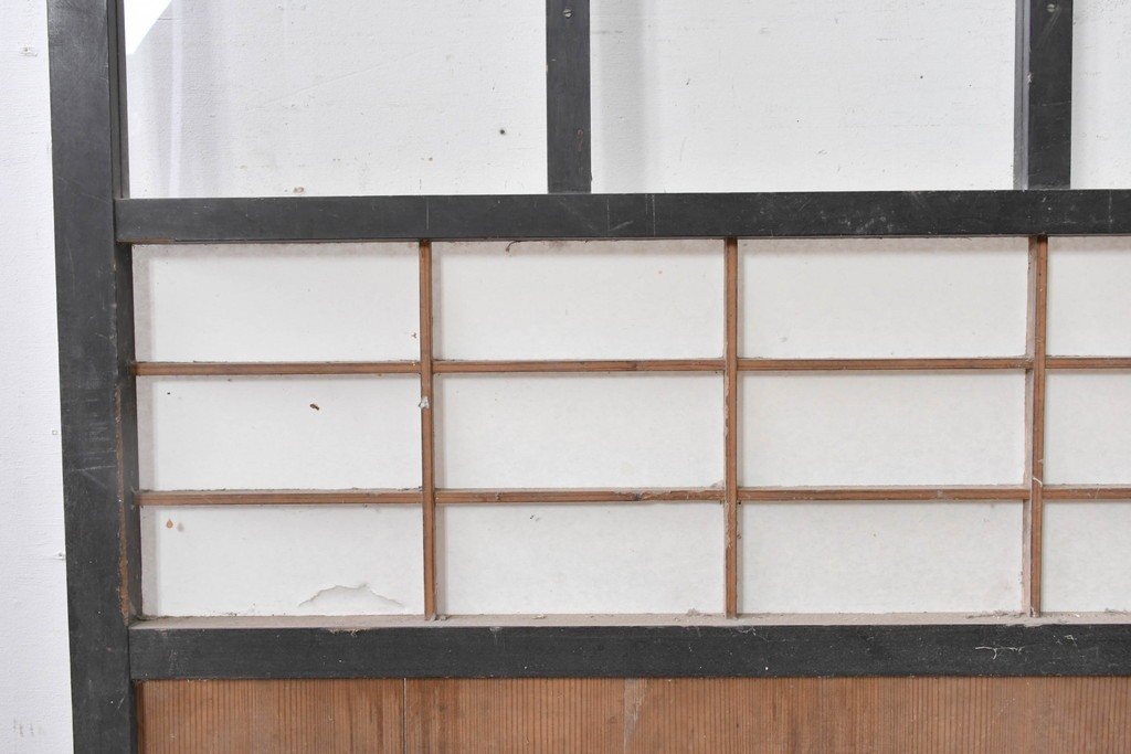 アンティーク建具　明治から大正　黒枠と抜け感のあるデザインが魅力の障子蔵戸　(R-087998)