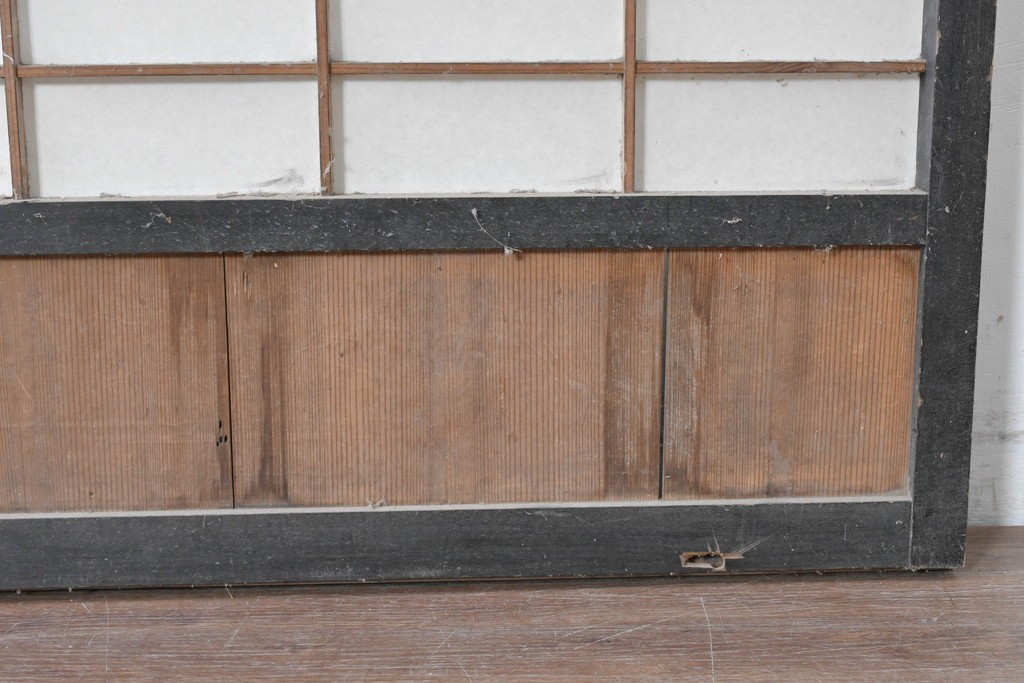 アンティーク建具　明治から大正　黒枠と抜け感のあるデザインが魅力の障子蔵戸　(R-087998)