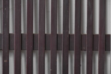 アンティーク建具　大正から昭和初期　腰板欅(ケヤキ)材　深みのある漆塗りの色合いが魅力の格子蔵戸1枚　(R-087999)