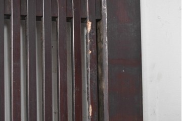 アンティーク建具　大正から昭和初期　腰板欅(ケヤキ)材　深みのある漆塗りの色合いが魅力の格子蔵戸1枚　(R-087999)