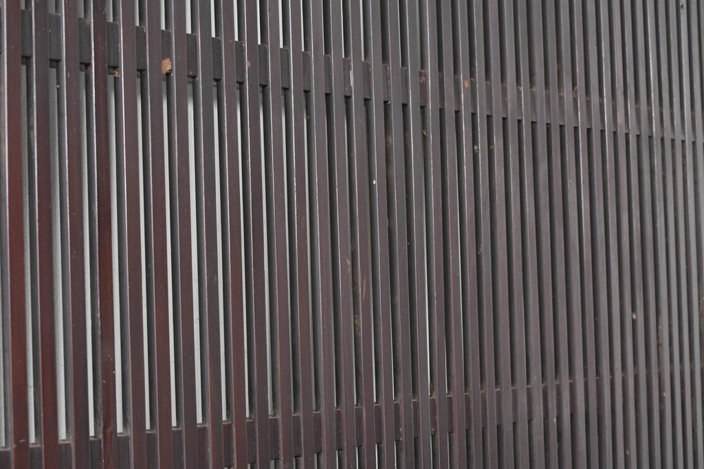 アンティーク建具　大正から昭和初期　腰板欅(ケヤキ)材　深みのある漆塗りの色合いが魅力の格子蔵戸1枚　(R-087999)