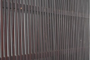 アンティーク建具　大正から昭和初期　腰板欅(ケヤキ)材　深みのある漆塗りの色合いが魅力の格子蔵戸1枚　(R-087999)