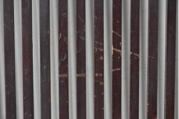 アンティーク建具　大正から昭和初期　腰板欅(ケヤキ)材　深みのある漆塗りの色合いが魅力の格子蔵戸1枚　(R-087999)