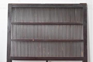 アンティーク建具　大正から昭和初期　腰板欅(ケヤキ)材　深みのある漆塗りの色合いが魅力の格子蔵戸1枚　(R-087999)