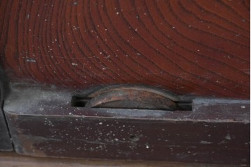 アンティーク建具　大正から昭和初期　腰板欅(ケヤキ)材　深みのある漆塗りの色合いが魅力の格子蔵戸1枚　(R-087999)