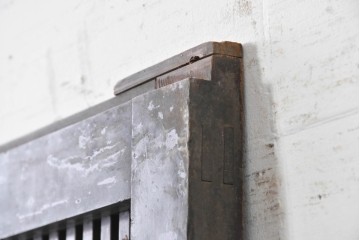 アンティーク建具　大正から昭和初期　腰板欅(ケヤキ)材　深みのある漆塗りの色合いが魅力の格子蔵戸1枚　(R-087999)