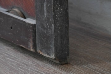 アンティーク建具　大正から昭和初期　腰板欅(ケヤキ)材　深みのある漆塗りの色合いが魅力の格子蔵戸1枚　(R-087999)