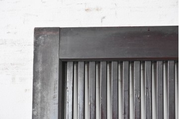 アンティーク建具　大正から昭和初期　腰板欅(ケヤキ)材　深みのある漆塗りの色合いが魅力の格子蔵戸1枚　(R-088000)