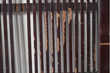 アンティーク建具　大正から昭和初期　腰板欅(ケヤキ)材　深みのある漆塗りの色合いが魅力の格子蔵戸1枚　(R-088000)